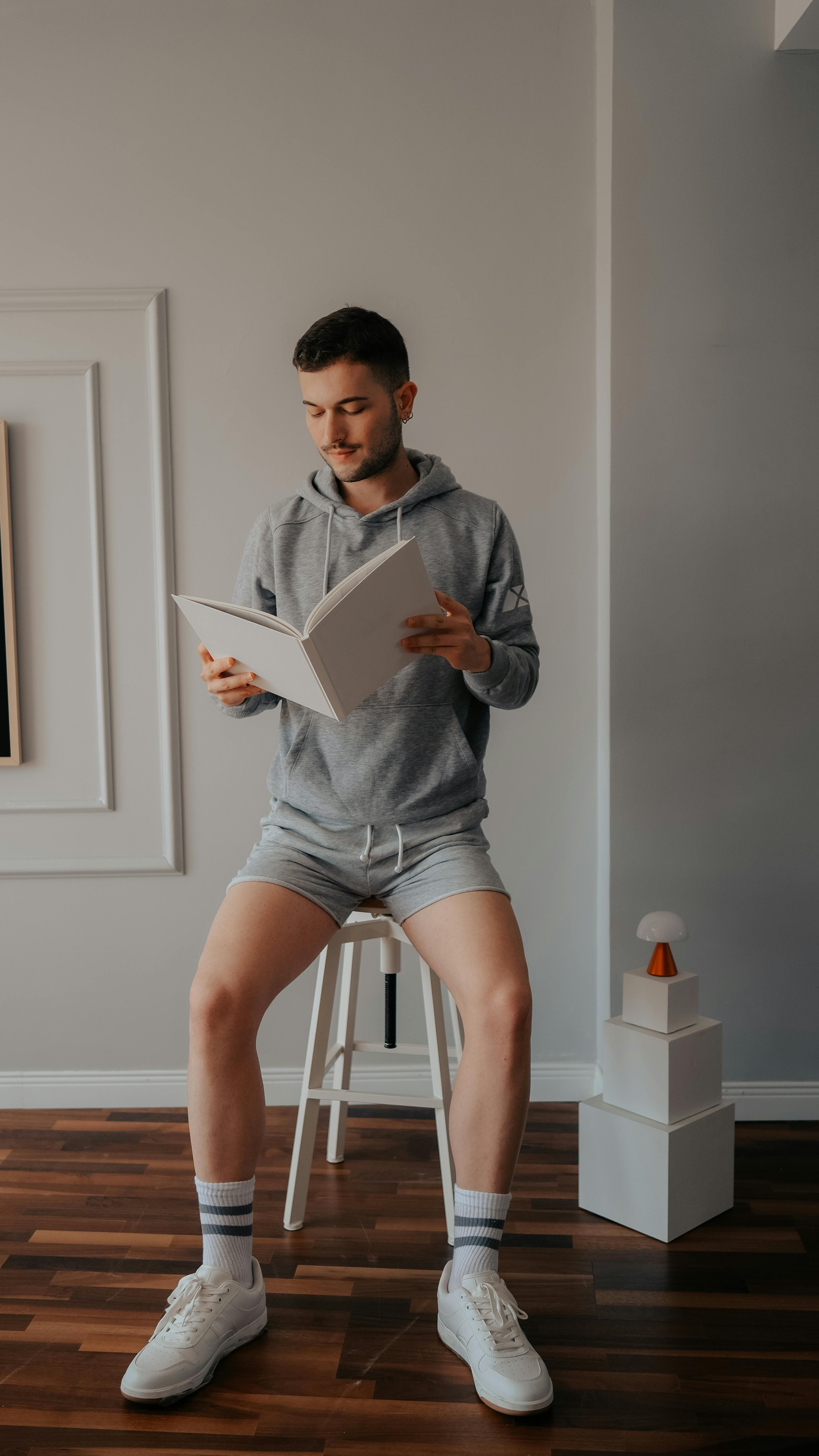 Miễn phí Ảnh lưu trữ miễn phí về áo hoodie, bình yên, bức tường màu xám Ảnh lưu trữ