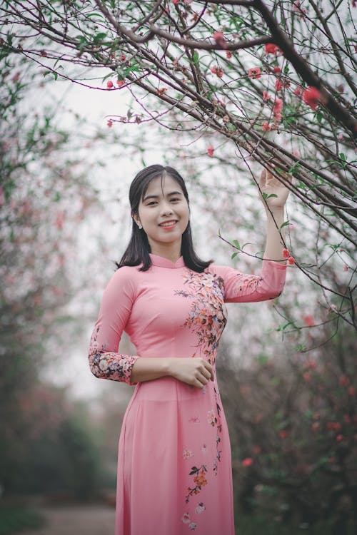 Gaun Bermotif Bunga Hitam Dan Merah Muda Wanita