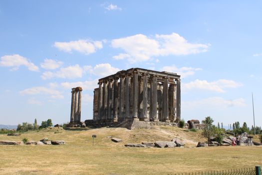 Explore the ancient temple ruins in Çavdarhisar, Kütahya, Türkiye under a clear sky.