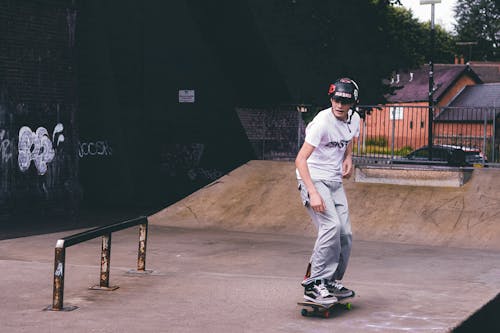 Immagine gratuita di casco, cittadina, fare skateboard
