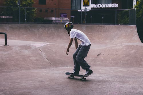 Gratis arkivbilde med hjelm, mann, skatepark