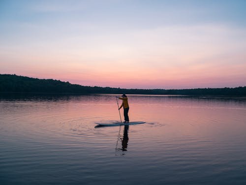 Man Riding Board Di Tengah Perairan