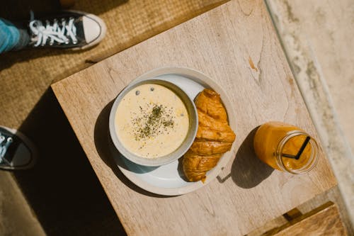 Gratis stockfoto met bovenaanzicht, croissant, fris