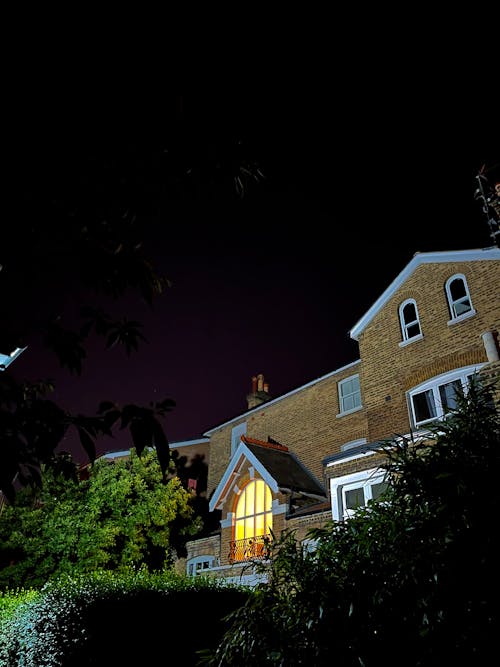 Fotobanka s bezplatnými fotkami na tému tehlové domy, v noci