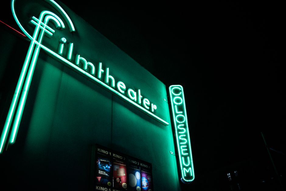 The neon sign of the Green Mill Jazz Club glowing at night - moving to Uptown Chicago The neon sign of the Green Mill Jazz Club glowing at night - moving to Uptown Chicago