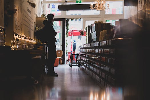 在阿姆斯特丹一家舒适的商店里，一名男子身着剪影，灯光柔和，气氛温馨地站着