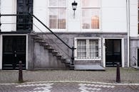 迷人的阿姆斯特丹联排别墅，其立面设有石阶和经典的建筑细节