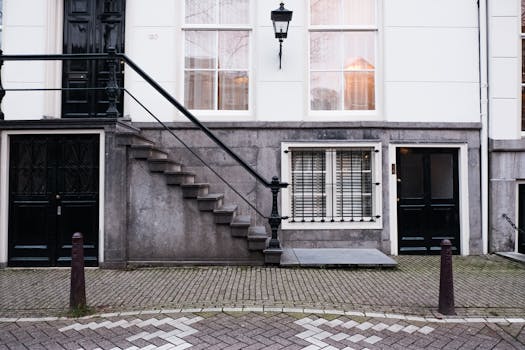 迷人的阿姆斯特丹联排别墅，其立面设有石阶和经典的建筑细节