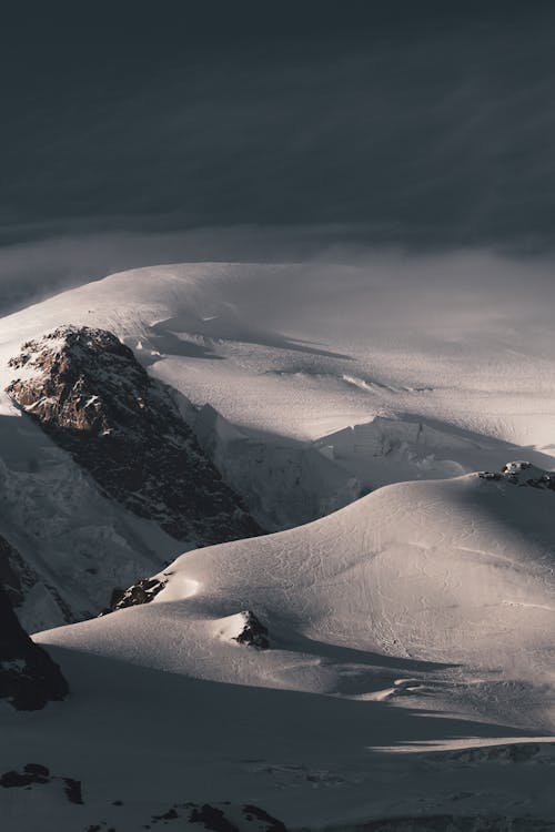 buz tutmuş, dağ silsilesi, dağlar içeren Ücretsiz stok fotoğraf