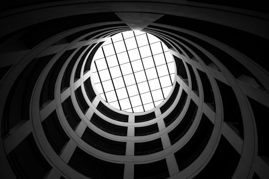 从下方观看建筑螺旋的灰度图像，其天花板为玻璃材质