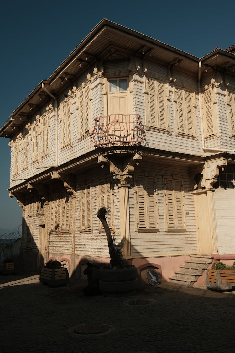 Sunlit, Vintage House In Town In Turkey