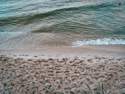 Бесплатное стоковое фото с высокий угол обзора, море, песок