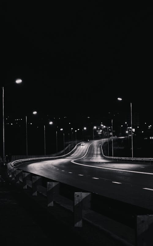 Kostenloses Stock Foto zu nacht, schnellstraße, schwarz und weiß