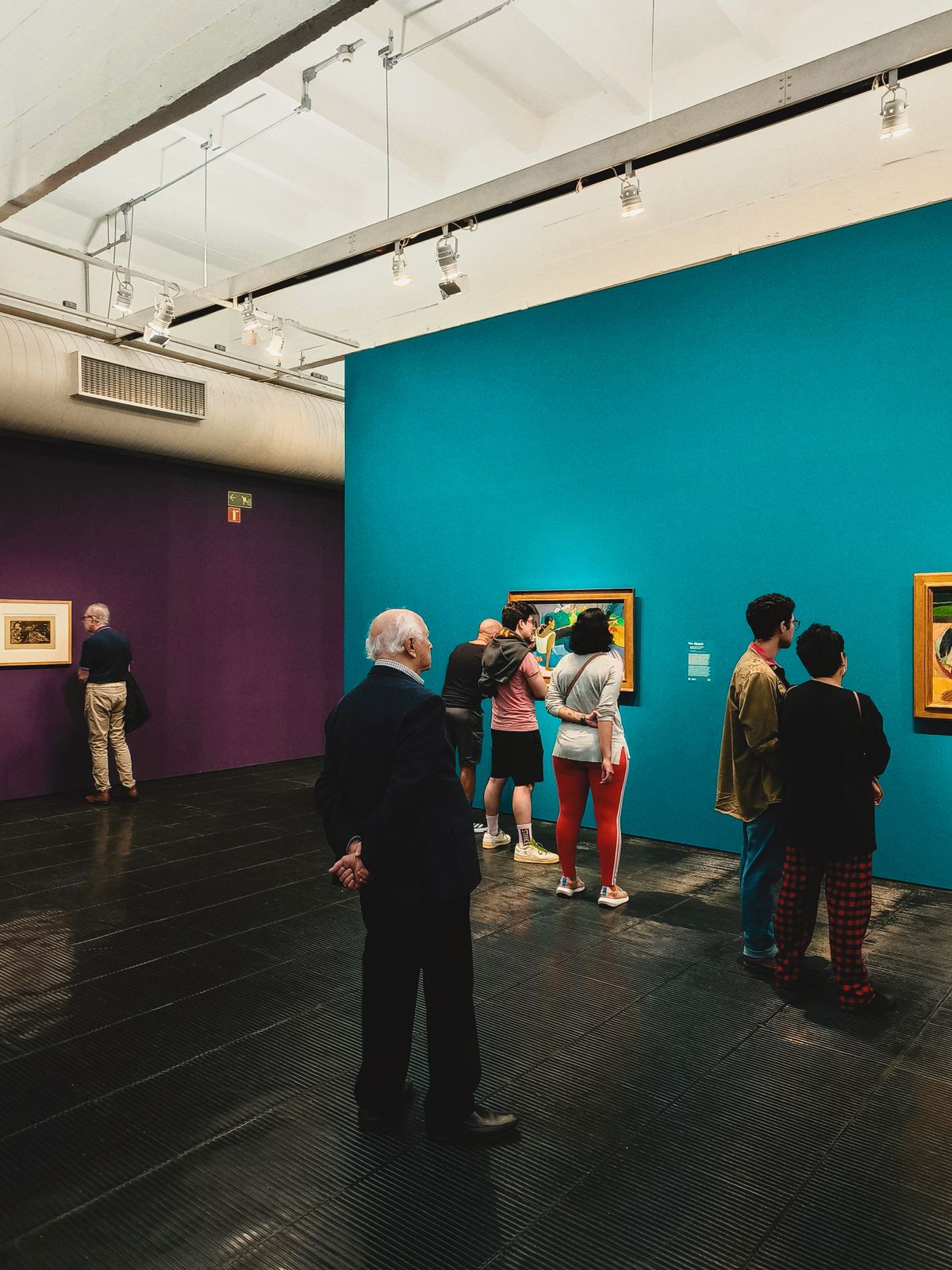 Visiteurs dans une galerie d’art, photo d’ambiance