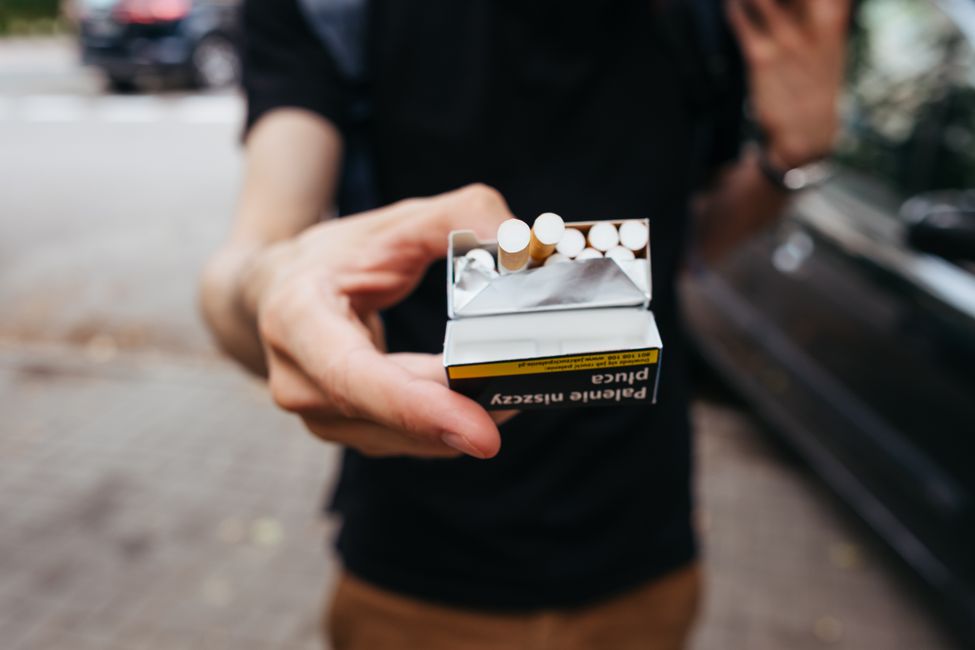 hands holding electronic cigarette
