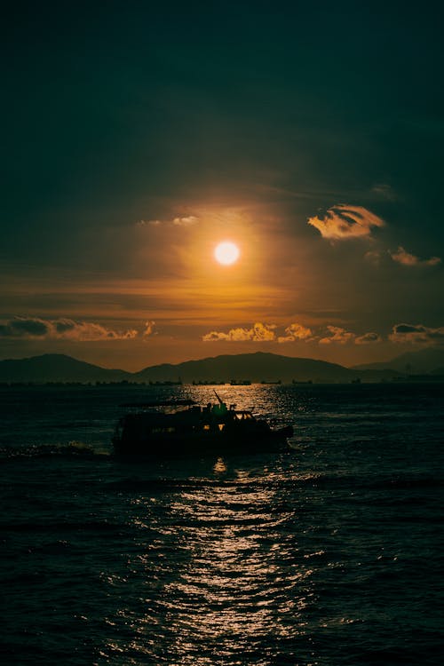 Foto profissional grátis de barco, cair da noite, cruzeiro