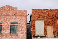 在复古的城市环境中，两座砖砌建筑的立面呈现出独特的图案