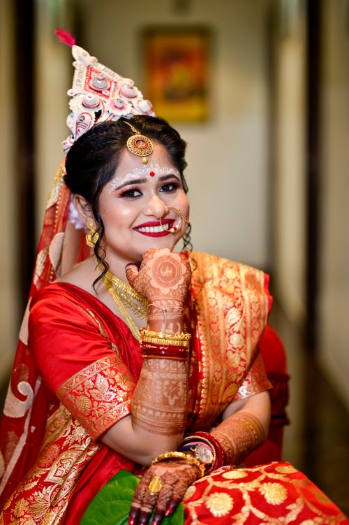 Free A joyful Indian bride adorned in traditional attire, showcasing intricate henna designs and beautiful jewelry. Stock Photo