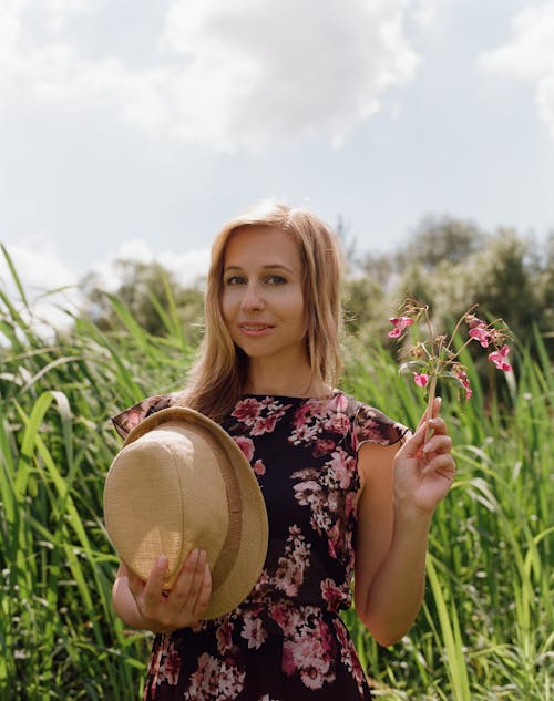 Foto profissional grátis de cabelo comprido, campo, chapéu