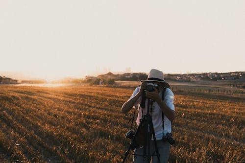 Gratis stockfoto met camera, fotograaf, hoed