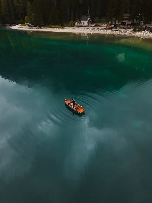 Fotos de stock gratuitas de a orillas del lago, barca, foto con dron