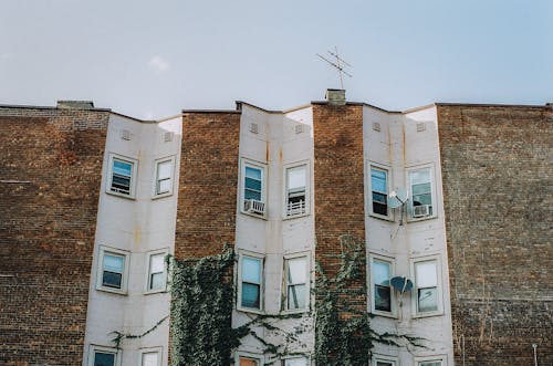 apartmanlar, camlar, dar açılı çekim içeren Ücretsiz stok fotoğraf