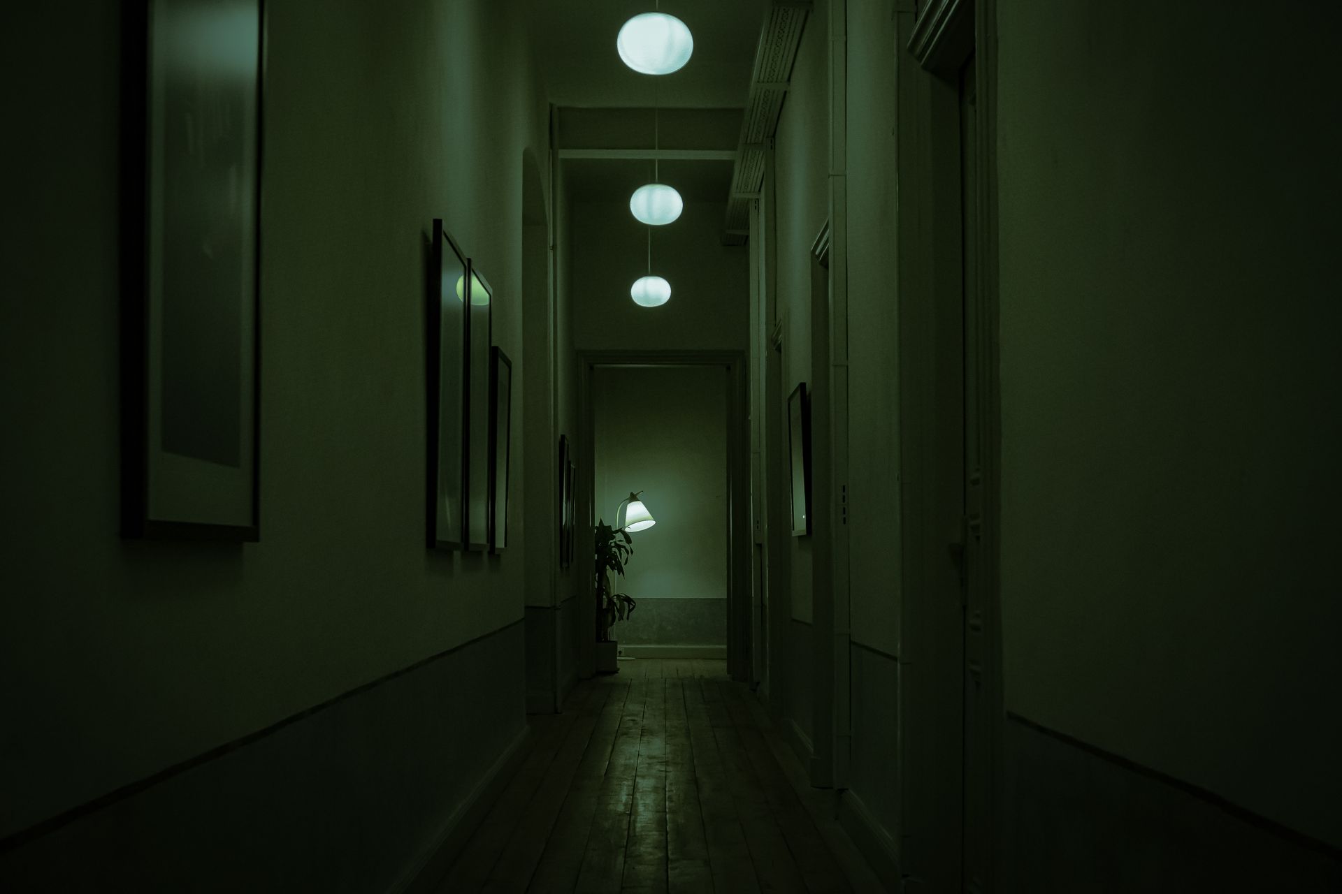 Un pasillo de hospital tranquilo y tenuemente iluminado