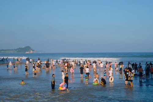 Free A vibrant scene of people enjoying the beach, perfect for tourism and travel concepts. Stock Photo