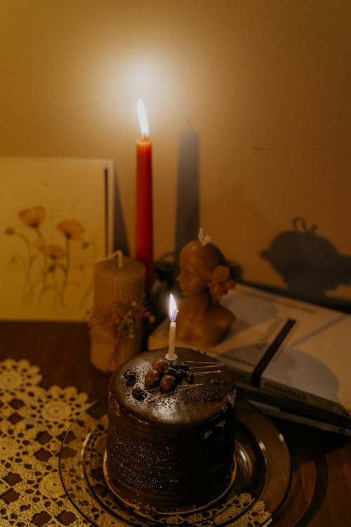 Бесплатное стоковое фото с вертикальный выстрел, горящая свеча, дизайн интерьера
