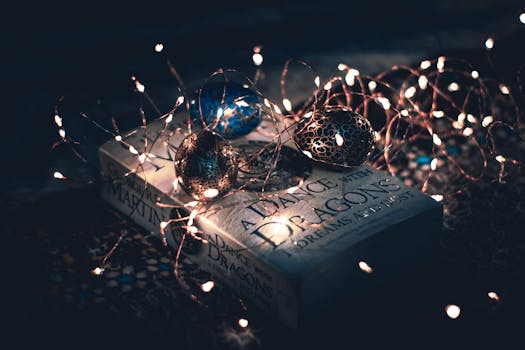 一个舒适的夜晚场景，一本书、圣诞灯和装饰品，营造出节日气氛