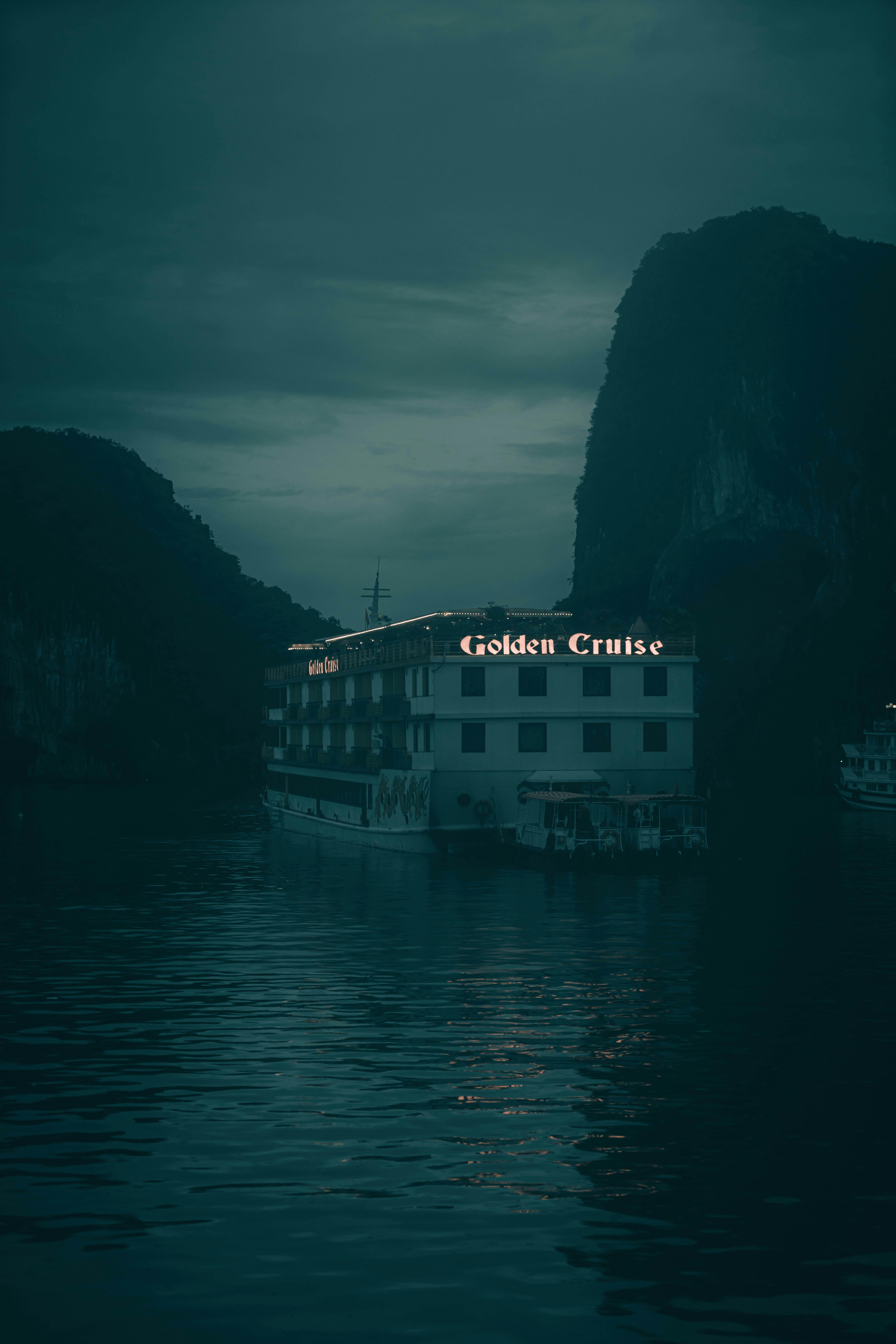 Navigating the Night Bazaar: Key Areas to Explore