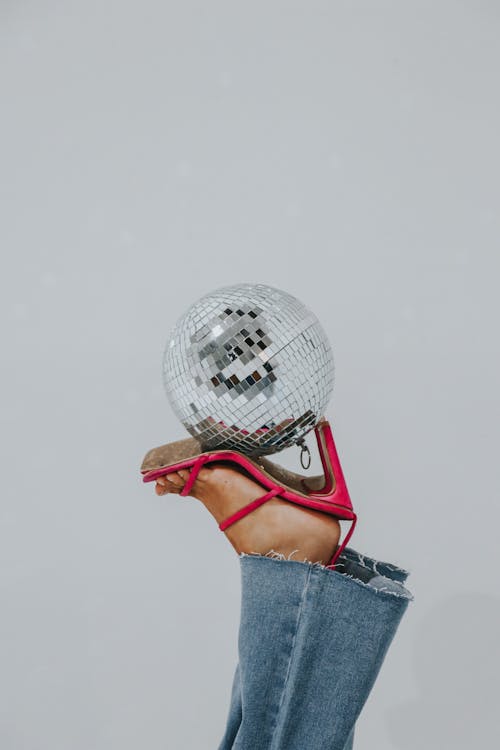 Foto d'estoc gratuïta de bola de discoteca, cames, fons blanc