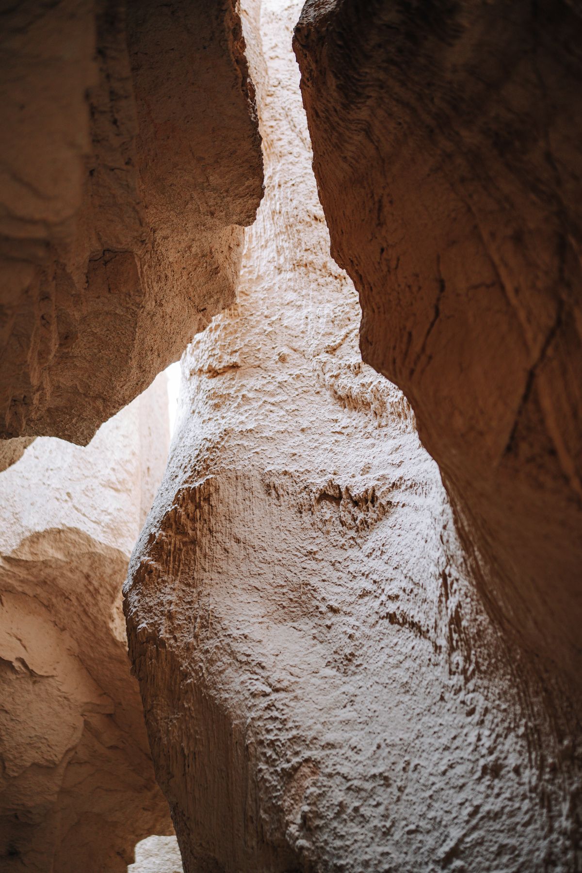 Nahaufnahme der durch Erosion geformten Felstexturen im Schluchtgestein
