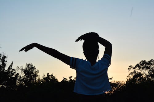 Kostenloses Stock Foto zu abend, anonym, arme angehoben