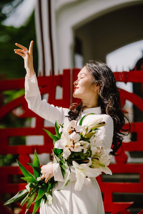 Kostnadsfri bild av asiatisk kvinna, blommor, bröllopsfotografi