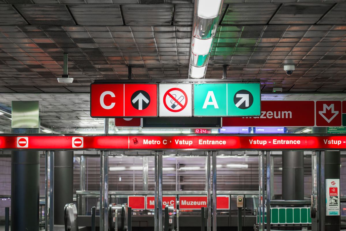 Intrarea colorată în metroul din Praga, cu indicatoarele de direcție ale stației