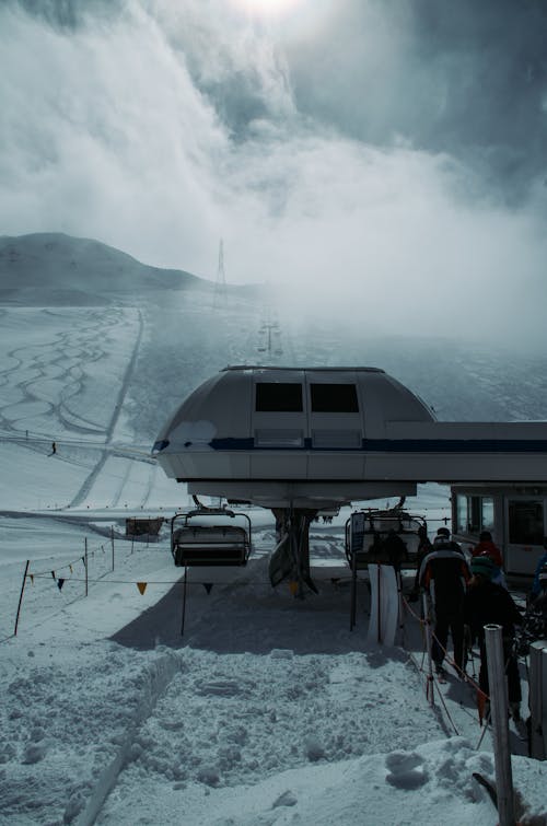 Weißes Gebäude Auf Schneefeld