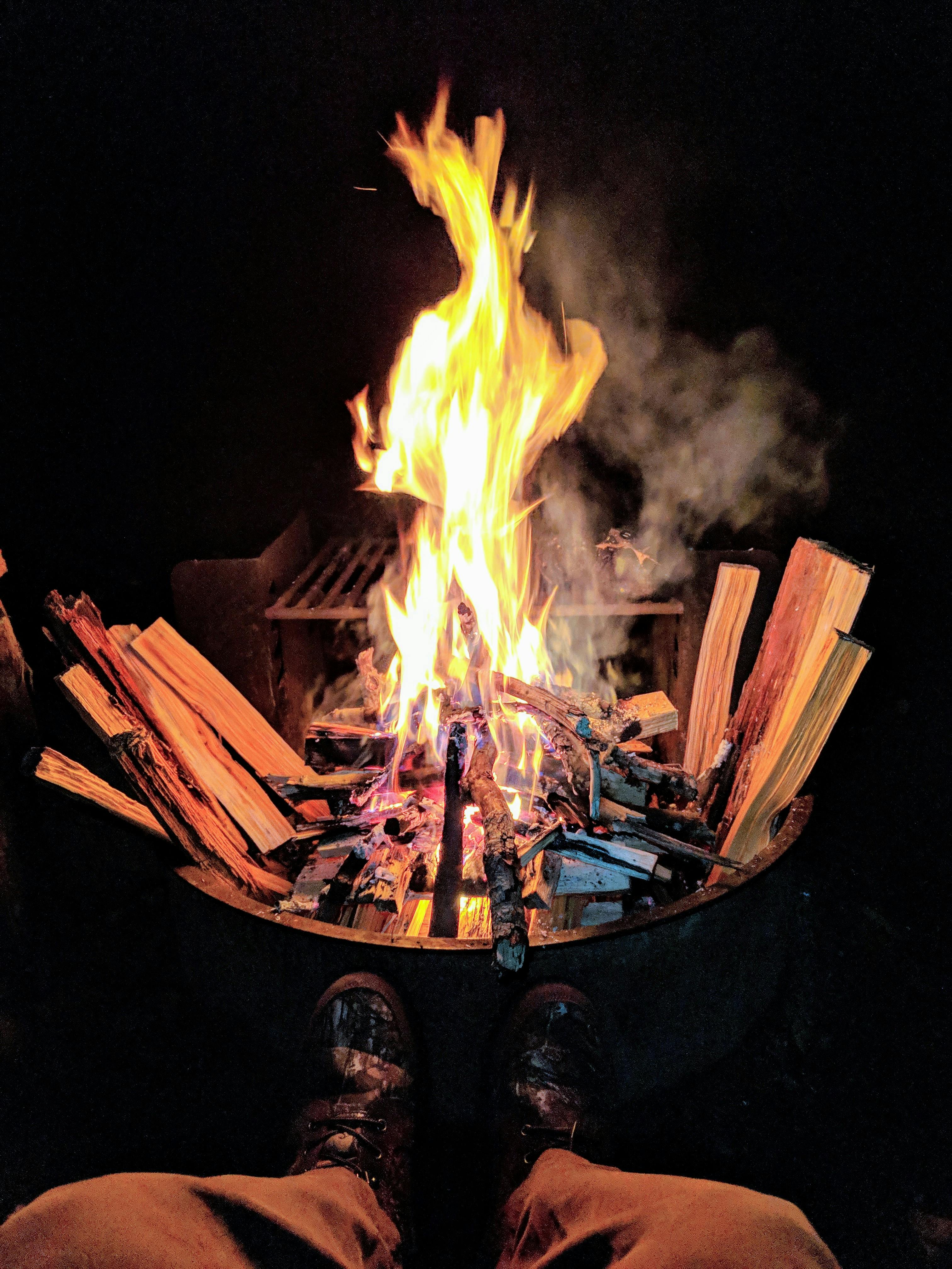 Ein friedliches Beduinenlager bei Nacht unter klarem Sternenhimmel, ideal für eine Dubai Übernachtung Safari.