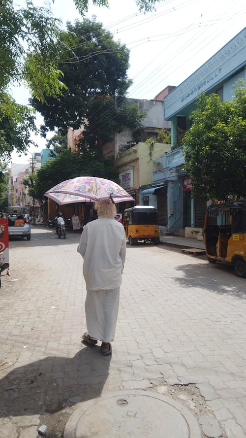 Foto profissional grátis de caminhada rápida, dia ensolarado, guarda-chuva