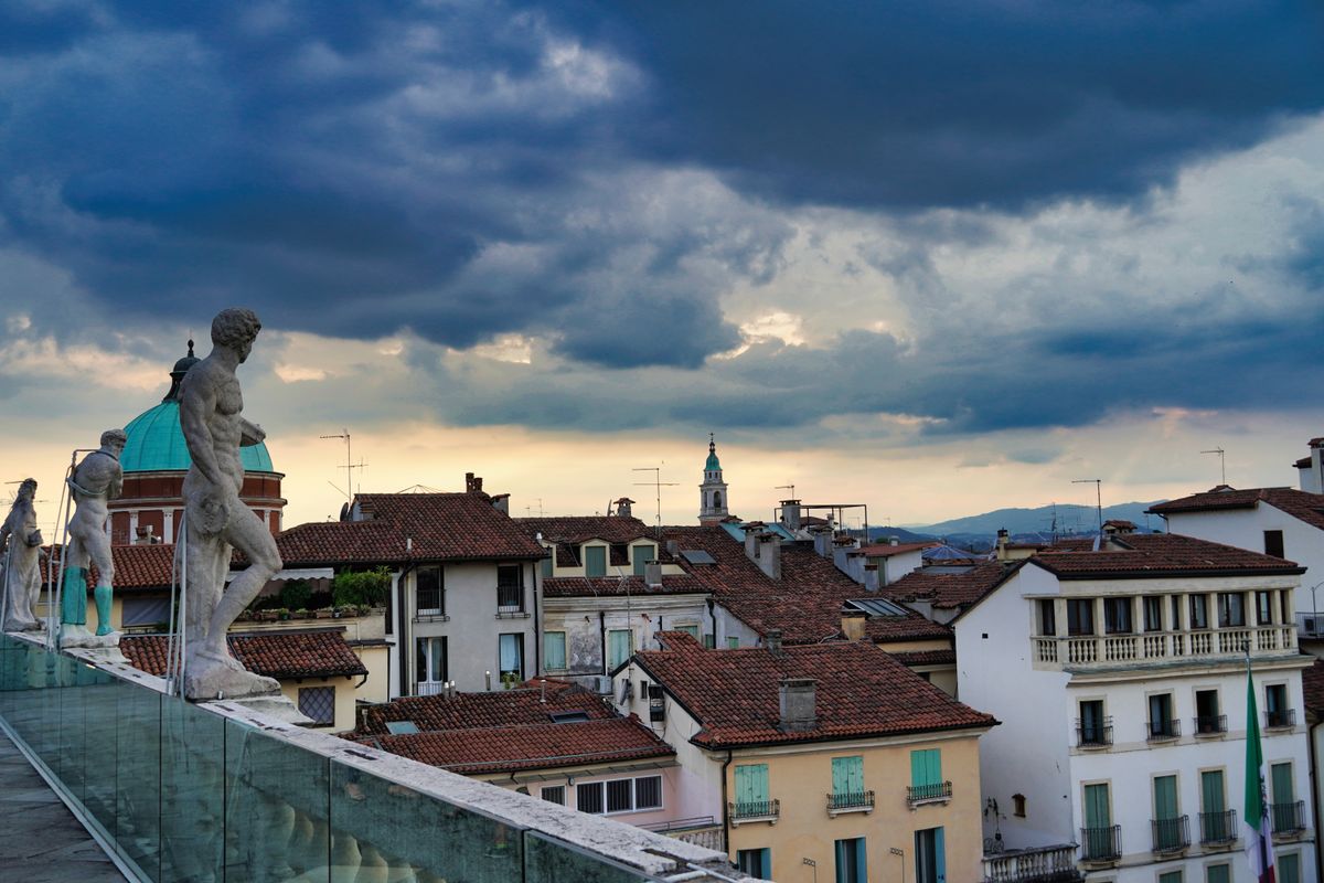 Statui pe o terasă din Vicenza, deasupra acoperișurilor roșii