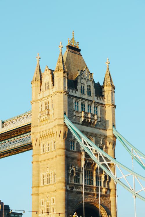 Free Detailed view of Tower Bridge's tower against a clear blue sky in London, UK. Stock Photo