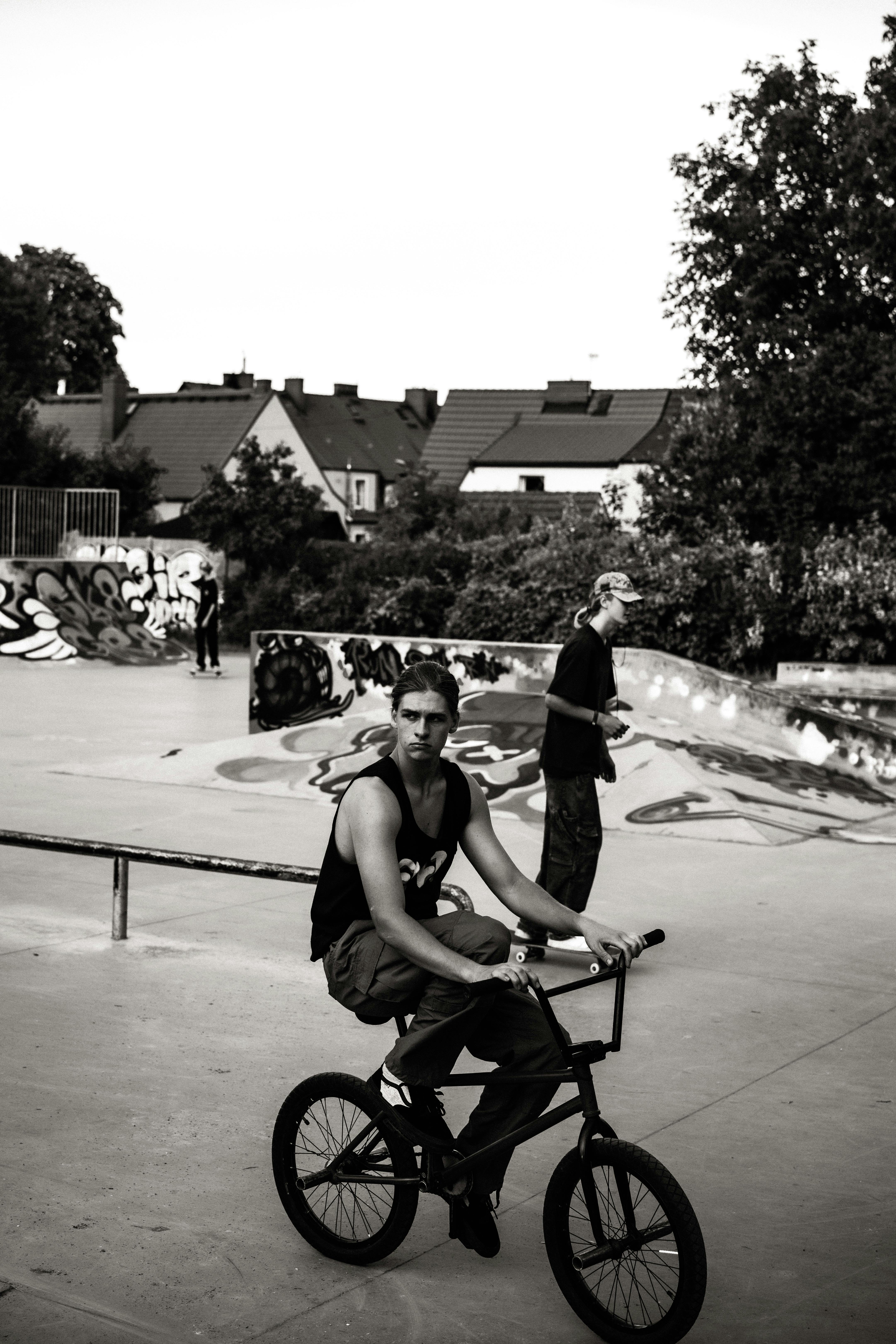 Free Photo  Young man riding on a bmx bicycle in skatepark