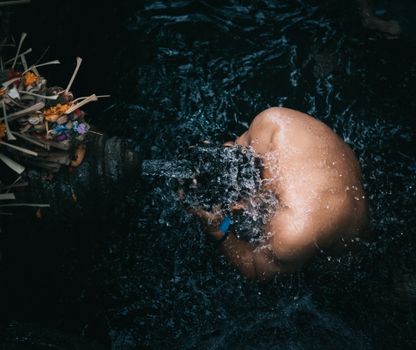 一个人在水里进行精神净化仪式