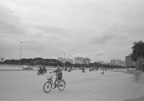 Fotobanka s bezplatnými fotkami na tému čierny a biely, dopravný, mesta