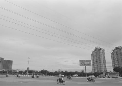 Fotobanka s bezplatnými fotkami na tému čierny a biely, jazdenie, mesta