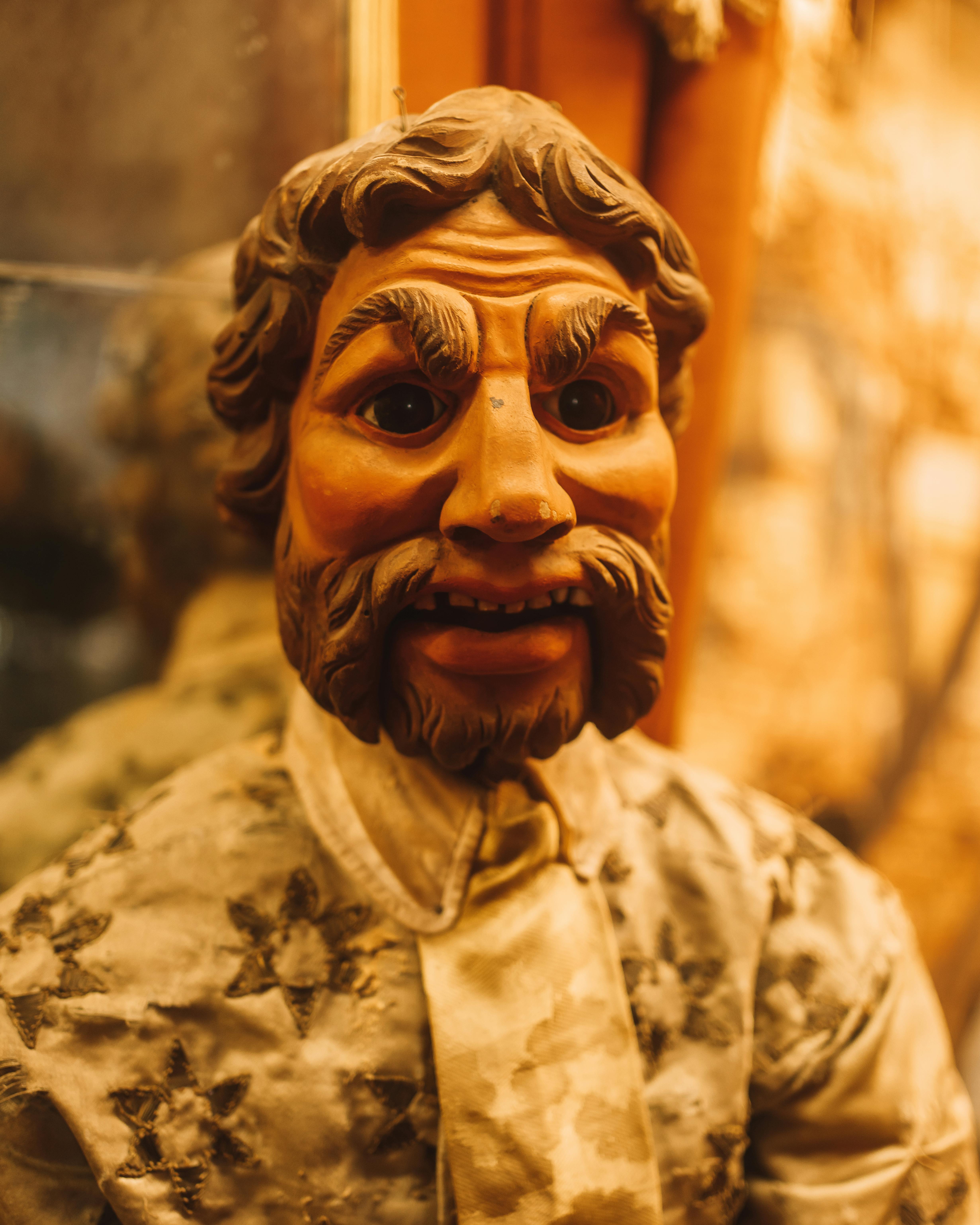 Ücretsiz İtalya'nın Stresa kentinde karmaşık detaylara sahip geleneksel bir kukla heykelinin yakın çekimi. Stok Fotoğraflar