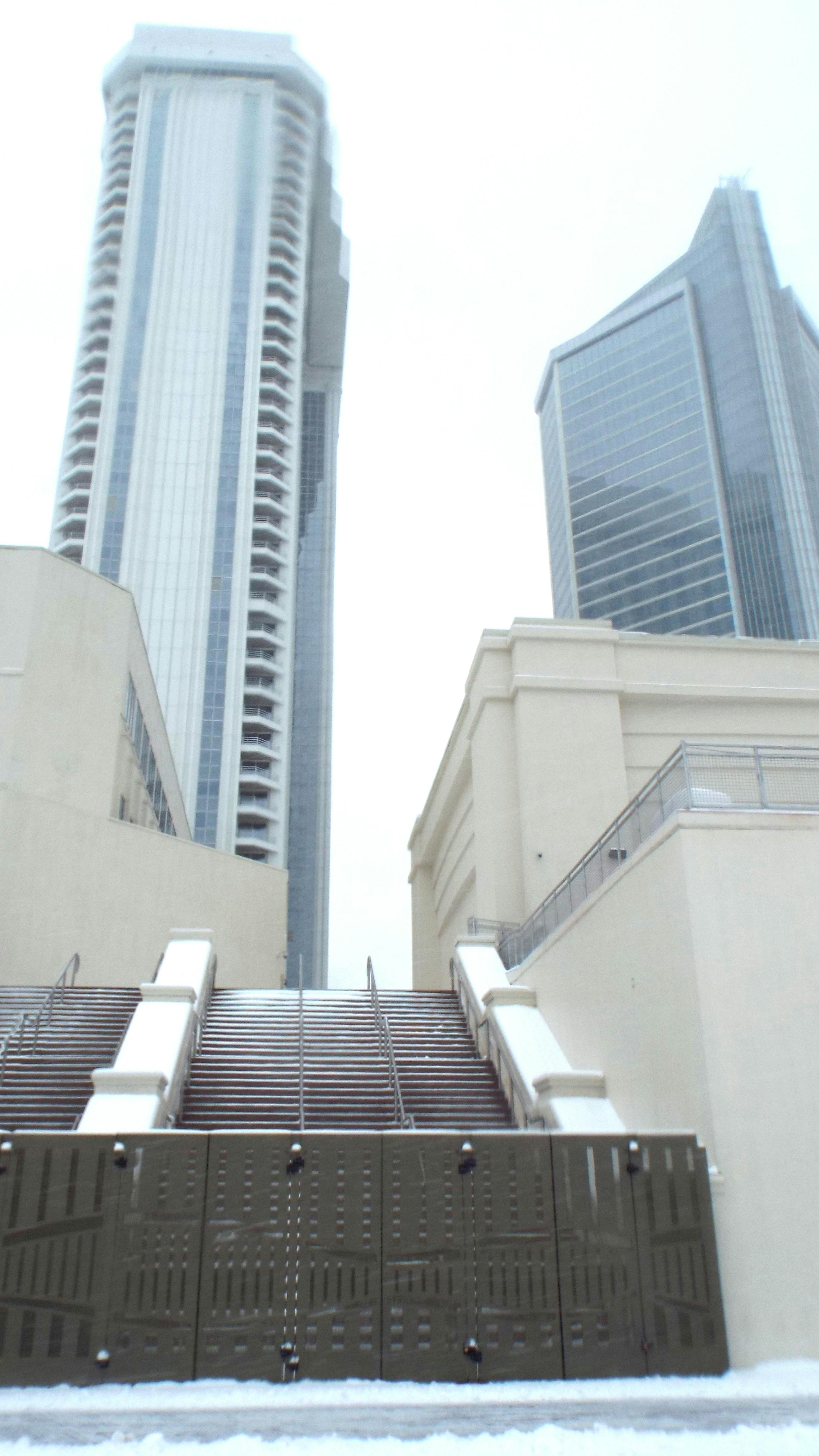Desfile de Carnaval no Rio de Janeiro com fantasias coloridas