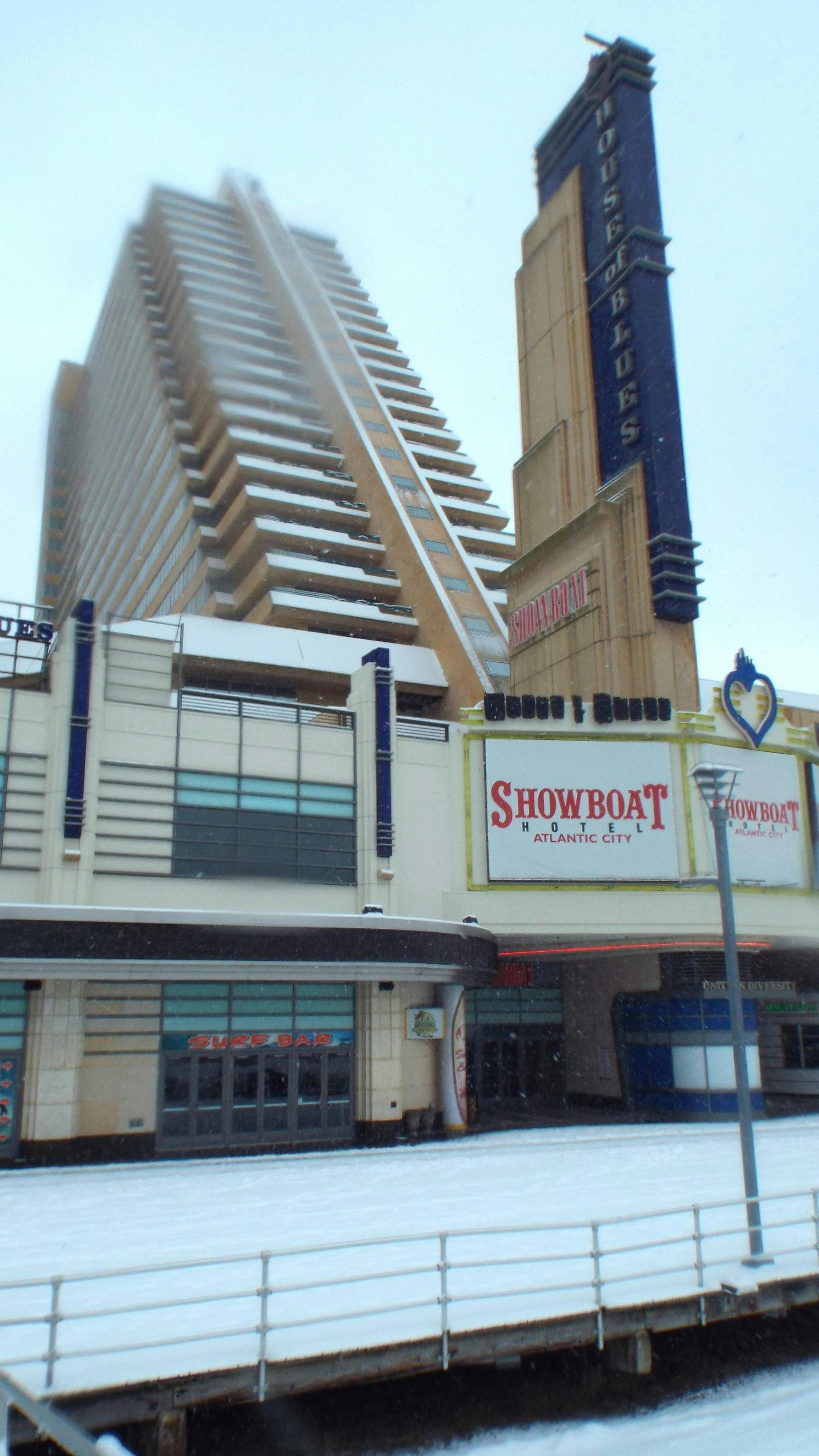 Pessoa caminhando em trilha na natureza, simbolizando ecoturismo