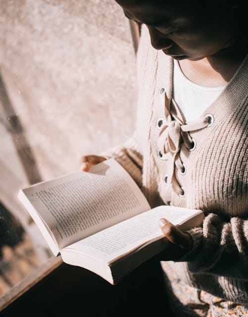 бесплатная Женщина, читающая книгу Стоковое фото