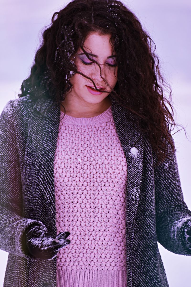 Modelo con abrigo y prendas de invierno